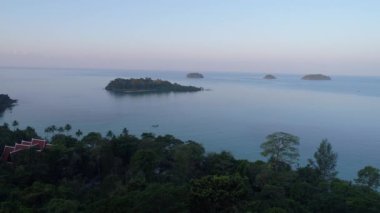 Koh Chang, Tayland 'ın nefes kesici hava manzarası. Huzurlu güzellik, çarpıcı gün doğumu, kristal berrak sular. Mükemmel bir tropikal kaçamak, seyahat meraklıları için ziyaret edilmeli.