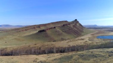 Hakassia, Rusya 'nın nefes kesici hava manzarası. Sabah ışığı görkemli dağları aydınlatır. Sunduki 'de Sibirya İlkbahar Güzelliği Deneyimi.