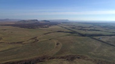 Steppe Khakassiaabakan 'ın hava manzarası çarpıcı mavi gökyüzü, dağ manzarası, canlı bahar manzarası. Bozkırın enginliğini, Sunduki dağlarının güzelliğini gün doğumunda tecrübe et..