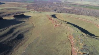 Sibirya Stonehenge 'inin hava manzarası, Khakassia' nın büyüleyici dağ manzarası. Eski kaya oluşumlarına ve taş yapılarına tanık olun. Tılsımlı yolculukta bahar güzelliği