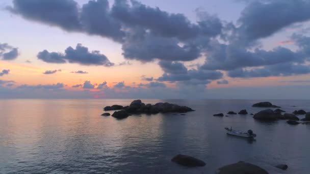 코타오의 일몰에 비치의 활기찬 아름다운 해안선 고요한 분위기 — 비디오