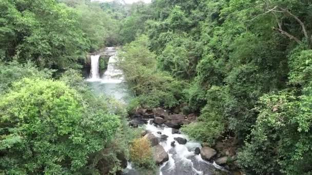 Adembenemend Uitzicht Prachtige Waterval Thailand Omgeven Door Weelderige Jungle Ervaar — Stockvideo