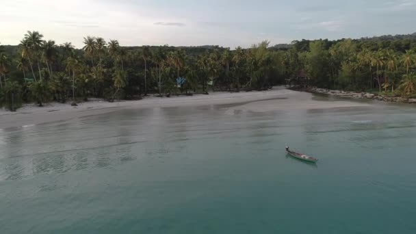 Båt Sandstrand Koh Kut Thailand Vågor Kraschar Mot Stranden När — Stockvideo