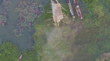 Udon Thani, Tayland 'daki balıkçı kulübesinin havadan görünüşü. Red Lotus Gölü yakınlarında sakin bir kaçış. Huzur arayan seyahat meraklıları için ideal.