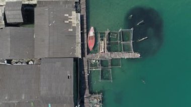 Koh Kood, Tayland 'da büyüleyici bir balıkçı kasabası olan Ban Ao Yai' nin güzelliğini görün. Kristal berrak sularda süzülen tekneler ve tahta ayaklıklar üzerinde eşsiz evler. Seyahat meraklıları için mükemmel.