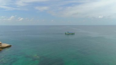 Freedom Beach, Koh Tao 'daki mercan gölünü keşfedin. Çarpıcı dağ ve kaya oluşumlarının tadını çıkarın. Şnorkel ve bu güzel adadaki berrak Tayland sahillerinde yüzmek..