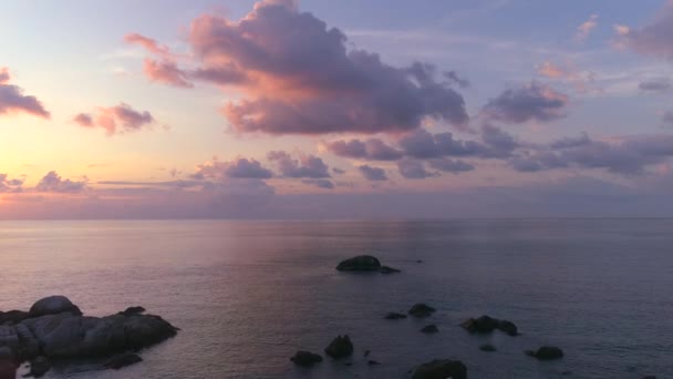 Потрясающий Закат Над Пляжем Тайского Острова Теплым Светом Море Лодкой — стоковое видео