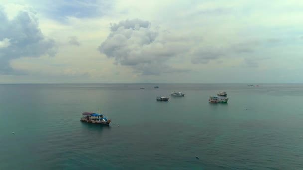 Потрясающий Тайский Остров Впечатляющим Морским Пейзажем Большими Облаками Бирюзовым Морем — стоковое видео