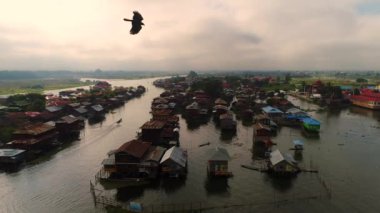 Myanmar 'daki Inle Gölü' nün nefes kesici insansız hava aracı görüntüsü çarpıcı ormanlar, tapınaklar ve sakin suları çevreleyen köyleri gözler önüne seriyor..