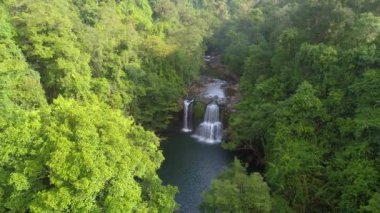 Şelaleden Şelaleye Gündoğumunda uçmak ormandaki yemyeşil ağaçların arasında sabah yolculuğunun güzelliğini deneyimlemek. Nehrin üzerinde süzülürken güneşin doğal ışığına tanık olun.