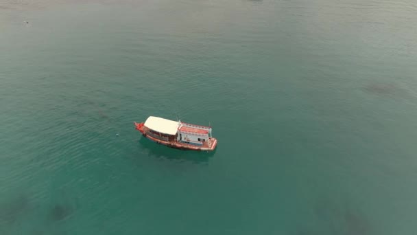 코타오의 아름다운 항구에서 다채로운 휴가의 전망에서 아름다운 경치와 청록색 바다를 — 비디오