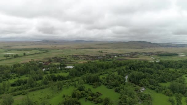 Drone Captura Impresionantes Campos Paisaje Siberiano Montañas Río Pueblo — Vídeo de stock