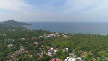 Koh Tao 'nun üzerinde renkli bir gün batımı, okyanusta tekneler, pitoresk deniz manzarası. Akşam ışığı kıyı şeridini aydınlatır, canlı gökyüzünü ve bulutları güzelleştirir..