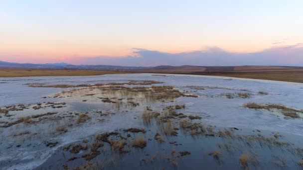 シベリアのカカシアで春の美しさを体験してください 穏やかな湖の上の日の出に飛んでいる鳥は息をのむような反射を生み出します 魅惑的な旅行の旅にバーク — ストック動画