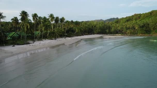 Захватывающий Дух Вид Спокойный Тайский Пляж Кристально Чистой Водой Белым — стоковое видео