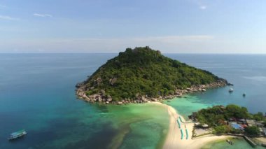 Okyanusya 'daki Güzel Ada üzerinde uçuş, Koh Nangyuan ve Koh Tao' nun çarpıcı plajlarını sergiliyor. Tayland tropikal denizinin nefes kesici manzarası.