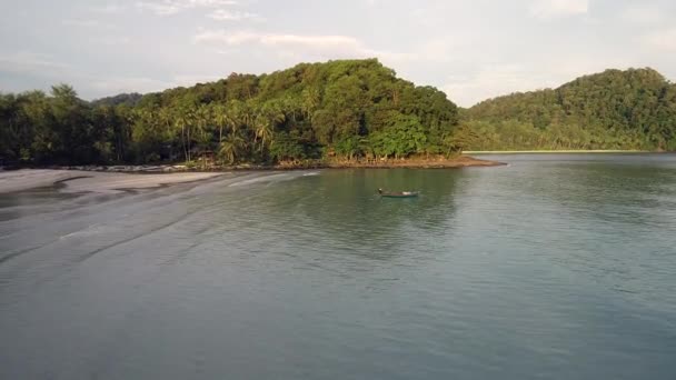 Drone Captura Uma Vista Aérea Deslumbrante Barco Praia Tailandesa Desfrute — Vídeo de Stock