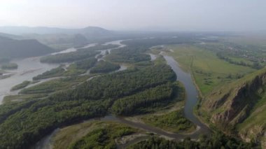 Rusya, Hakassia 'daki Riverfog üzerinde uçuş, büyüleyici dağlar, nehir adaları ve büyüleyici bir köy manzarası sunar. Büyüleyici bir yolculukta yazın güzelliğini hissedin..