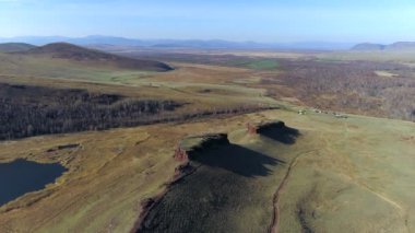Güneş doğarken Hakassia dağlarının üzerinden uçmak, Sunduk anıtının güzelliğini ve büyüleyici Sibirya manzaralarını yakalamak. Kuşlar bahar bozkırlarında süzülür, büyüleyici görsel deneyimler.