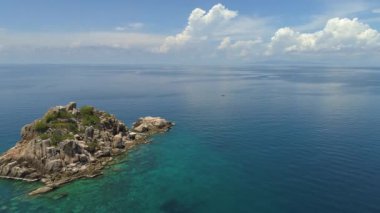 Turkuaz sular ve beyaz kumlu plajlarla çevrili Köpekbalığı Adası 'nın nefes kesici manzarası. Tayland cennetini yukarıdan keşfet.