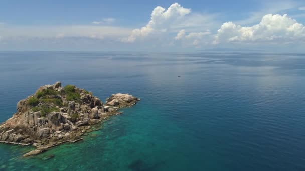 ターコイズの海と白い砂浜に囲まれたサメ島の息をのむような空気の眺め 上からタイの楽園を探索する — ストック動画