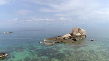 Tayland, Koh Tao 'da nefes kesici mercan gölü manzarası. Kristal berrak okyanus, görkemli kaya oluşumları, canlı tropikal çevre. Huzurlu yüzme ve doğal harikalara dalma