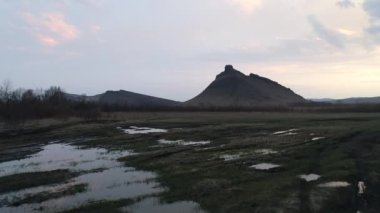Büyüleyici Hakassia dağ sırasını büyüleyici günbatımı manzarası ve eşsiz kaya oluşumlarıyla keşfedin. İlham verici bahar manzarası arayan gezgin aşıklar için ideal..