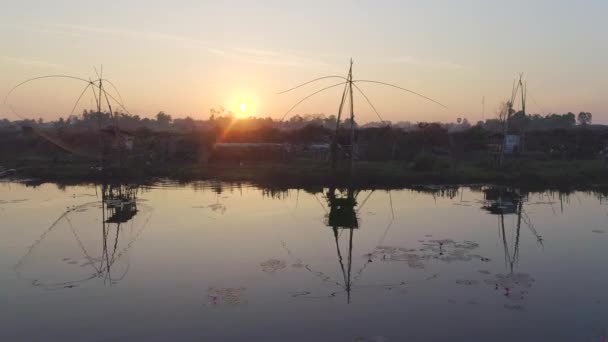 在泰国乌顿 萨尼省的一个宁静的湖面上 阳光灿烂 荷花盛开 晨雾密布 — 图库视频影像
