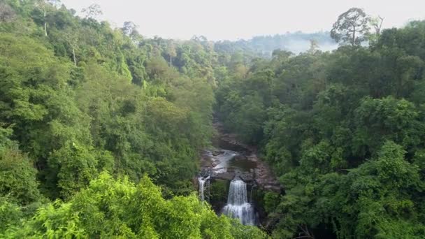 Mglisty Tropikalny Wodospad Bujnej Dżungli Tajskiej Wyspie Koh Kood Spokojna — Wideo stockowe