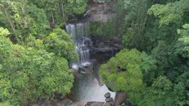 Koh Kood, Tayland 'daki Huang Nam Keaw Şelalesi' nin gizli güzelliğini görün. Şelale gibi akan sular, yükselen ağaçlar ve sakin bir nehir. Bırak doğa aklını çelsin..