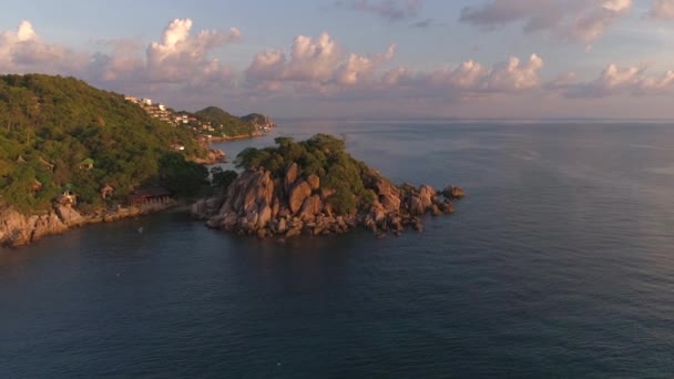 코타오에 조용한 다채로운 빛으로 해안선은 아름다운 경치를 그립니다 — 비디오