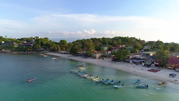 タイのハードリンビーチの風景ビデオ 素晴らしい海岸 ロングテールボート 熱帯気候をお楽しみください — ストック動画
