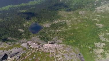 Sibirya 'daki Mountainabakan' ın çarpıcı hava görüntüleri. Güzel dağlar, destansı bulutlar ve manzaralı manzaralar. Yeşil çayırlar, ormanlar ve göller. Seyahat ve turizm için mükemmel.