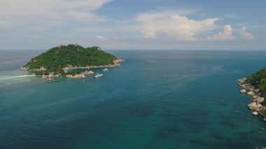 Pangasinan Adası 'nın büyüleyici 4k' lık doğal güzelliği. Kristal mavi sular, beyaz kumlu plajlar ve yemyeşil alanlar. Seyahat ilham kaynağı için ideal.