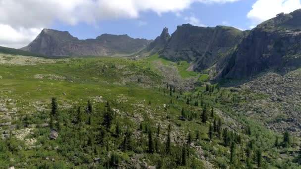 Ohromující Letecké Záběry Sibiřských Hor 7Abakanu Epické Mraky Zelené Lesy — Stock video