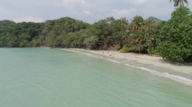 Koh Chang Sahil Cenneti, kumlu kıyı şeridi, berrak sular, nefes kesici manzaralar. Tayland adasına kaçmak, doğanın sükunetine dalmak..