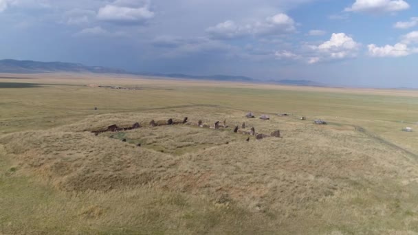 シベリアのハカシアの歴史的な埋葬地の航空写真 風光明媚なステップ地域の古代のバロウとペトログリフは スカイティアン文化を紹介しています — ストック動画