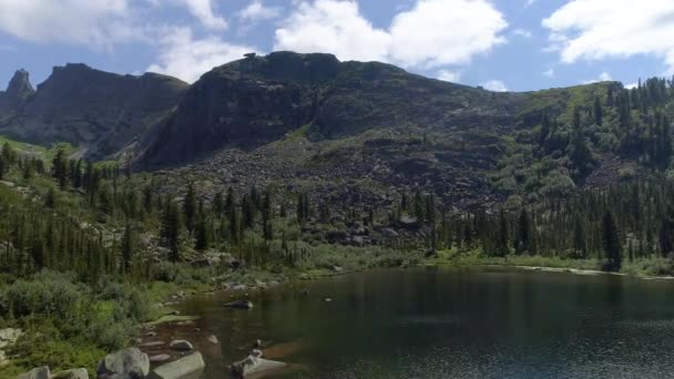 Malownicze Jezioro Położone Pośród Gór Łąk Pod Błękitnym Niebem — Wideo stockowe