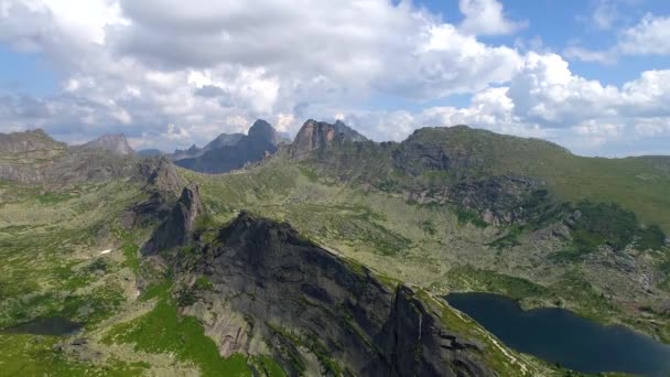 Ohromující Letecký Pohled Přírodní Park Sibiř Ergaki Představující Majestátní Horskou — Stock video