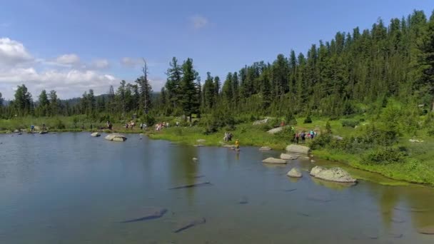 Filmagem Aérea Deslumbrante Lago Montanha Siberiano Com Nuvens Épicas Campos — Vídeo de Stock