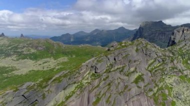 İnsansız hava aracı büyüleyici Sibirya manzarası yeşil alanlar, ormanlar ve pitoresk bir göl yakalıyor..