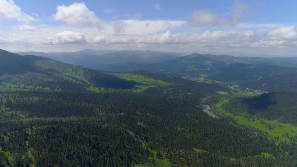 Ohromující Letecký Pohled Majestátní Horskou Krajinu Sibiře Zvlněnými Kopci Zelenými — Stock video