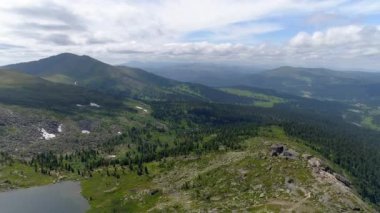 Yeşil tarlaları, ormanları ve güzel gölü olan Sibirya dağlarının çarpıcı hava görüntüleri. Parkour gibi açık hava aktiviteleri için mükemmel. Yaz turizmi için ideal, romantik ve
