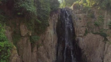 Naew Narok Şelalesi 'nin Tayland' daki Khao Yai Ulusal Parkı 'ndaki hava görüntüsü. Güzel sisli orman, dağlar, akan nehir ve gün doğumunda güneş ışığı bu şelaleyi büyülü kılıyor..