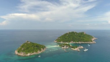 Asya 'daki Nang Yuan Adası' nın okyanusla çevrili nefes kesici hava manzarası. Koh Tao, Phangan ve Samui 'yi keşfetmek için mükemmel..