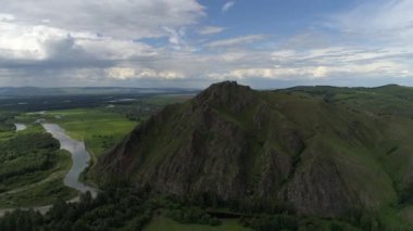 Parlak sonbahar renkleri, huzurlu bir nehir ve doğa ile uyum içinde bir balıkçı ile Khakasia, Sibirya 'nın nefes kesici hava manzarası..