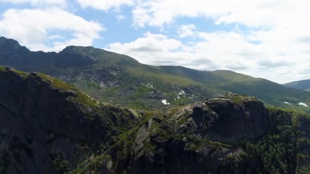 Stunning Aerial Footage Siberian Mountains Showcasing Majestic Peaks Green Forests — Stock Video