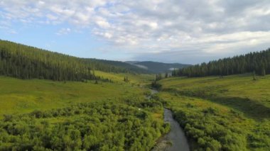 Sibirya Khakassia bölgesinde altın saat yolculuk. Riverabakan 'ın çarpıcı manzarası, yemyeşil, sakin manzaralı küçük bir ev..