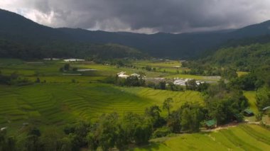 Pirinç tarlaları, dağlar ve fırtına bulutlarıyla Chiang Mai manzarasının çarpıcı güzelliğini keşfedin. Tayland 'ın kuzeyinde Doi Inthanon Ulusal Parkı' nı ziyaret edin. Seyahat için ideal