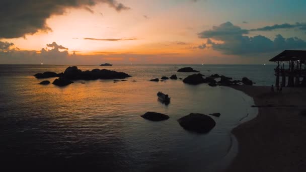 Живой Закат Над Пляжем Сай Нуан Тао Таиланд Лодки Точат — стоковое видео